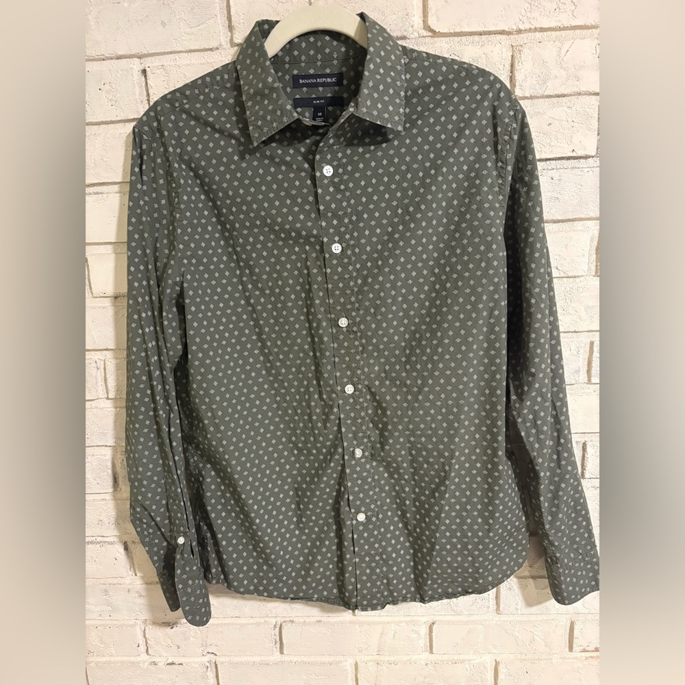 BANANA REPUBLIC men’s M, dark olive green, button down shirt. EUC
